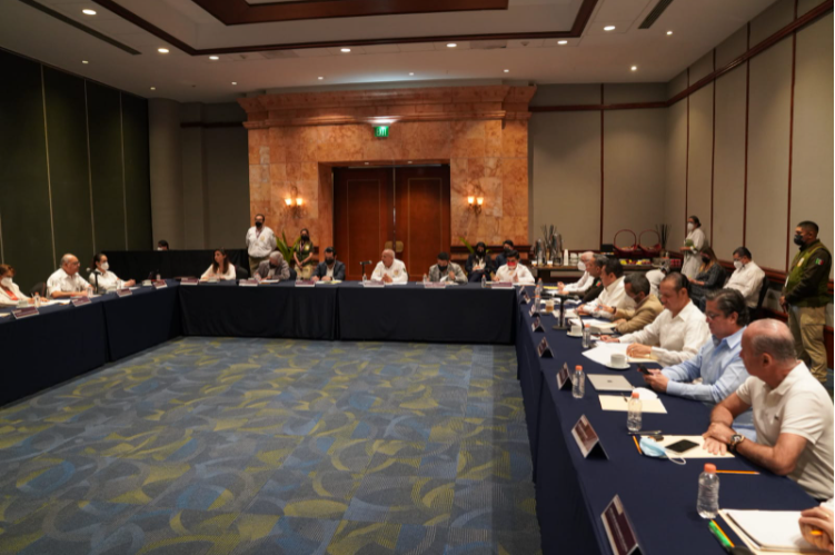 Pactan hoteleros con INM despliegue de 55 agentes al aeropuerto de Cancún