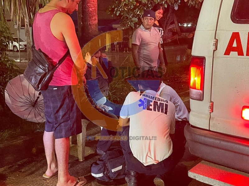 Pareja de Motociclistas derraparon sobre la avenida leona vicario, una mujer resultó lesionada