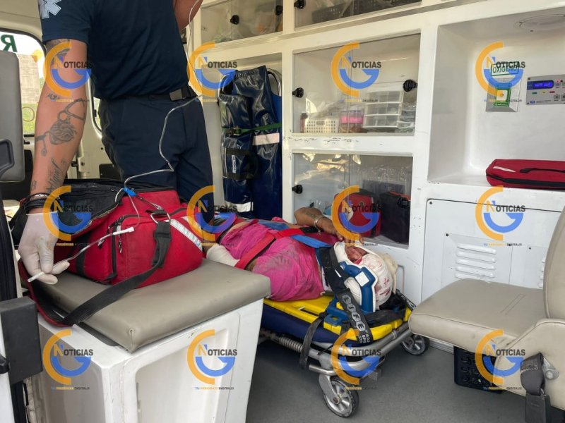 Pareja termina en el hospital luego de estrellarse con su moto en la parte trasera de una camioneta en la avenida tules