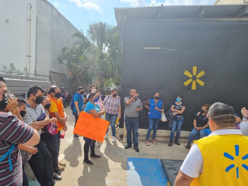 Paro de labores en Walmart de Playa del Carmen; denuncian falta de pagos y malos tratos