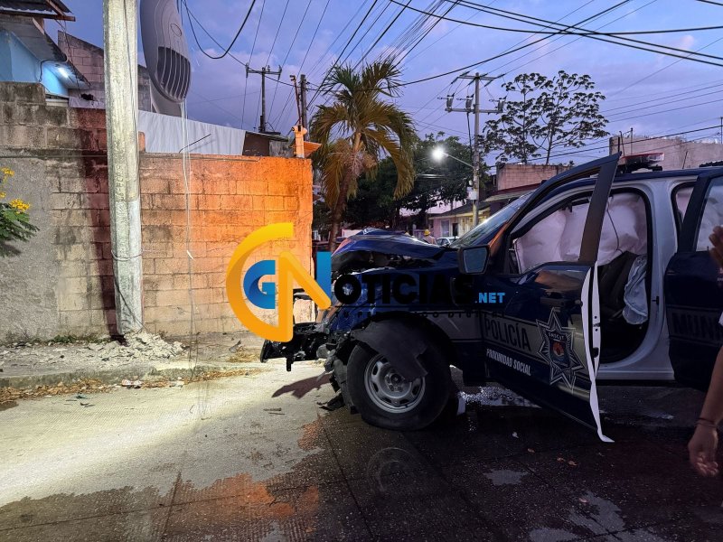 Patrulla choca en la Región 100 de Cancún y deja cuatro lesionados; casi derriba poste de concreto