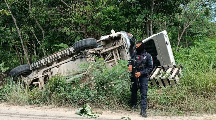 Persecución termina con volcadura de una camioneta en Cancún