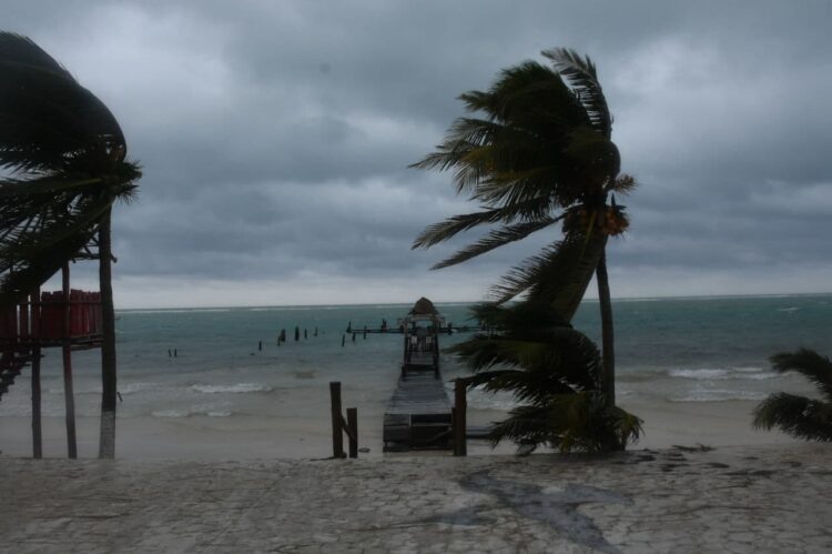 Piden en Puerto Morelos mantenerse informados por Temporada de Huracanes 2021