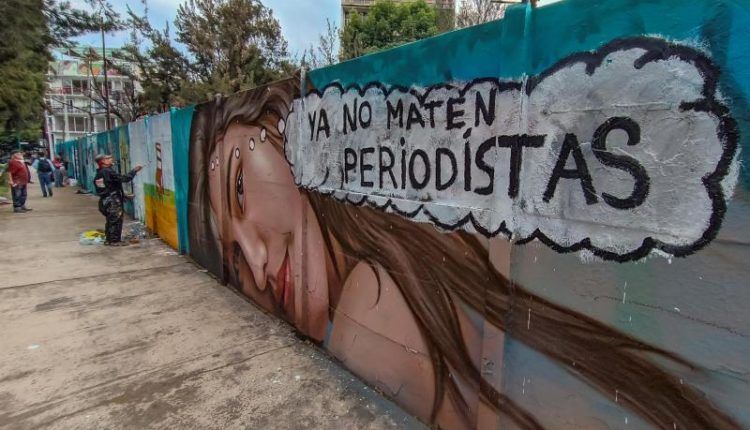 Pintan mural en México en memoria de periodistas asesinados