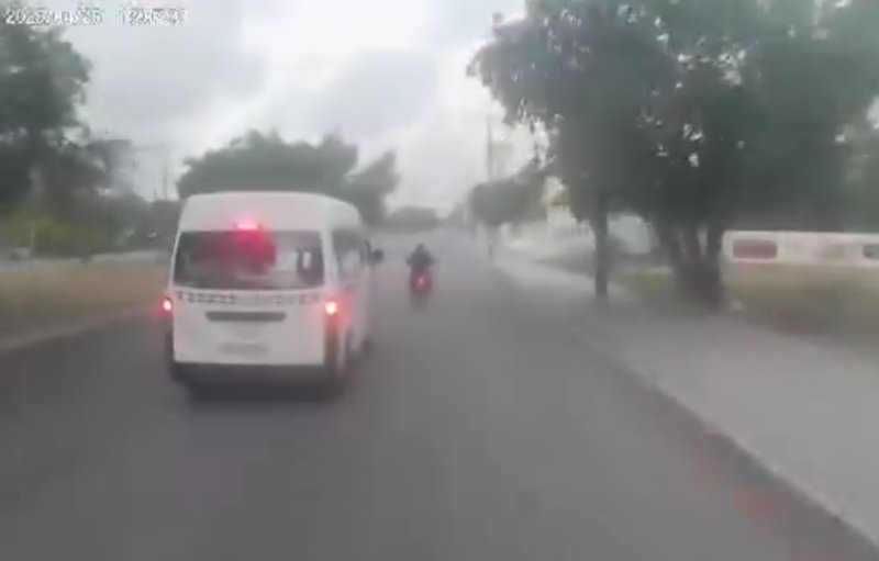 Policía es captado sin casco ni placas y responde con prepotencia cerca de Cancún Mall