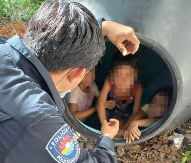 Policias aseguran a 3 menores abandonados en Cancún