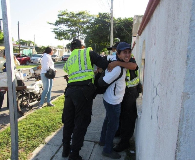 POLICÍAS DE LA SSP ARRESTARON A REPORTERO DEL DIARIO DE YUCATÁN PORQUE LES “ESTORBABA” SU MOTO.