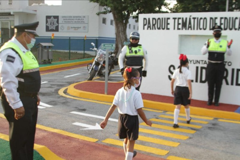 policías de transito de solidaridad da curso a niños menores de edad sobre la vialidad