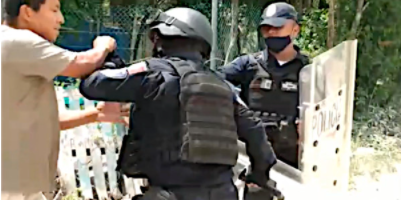 PRELIMINAR | SE ARMA BRONCA EN TULUM: Operativo para desalojar predio invadido deviene en enfrentamiento entre colonos y policías