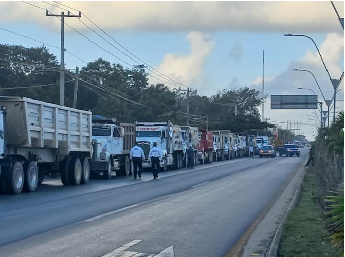 Protesta de volqueteros desquicia a Cancún