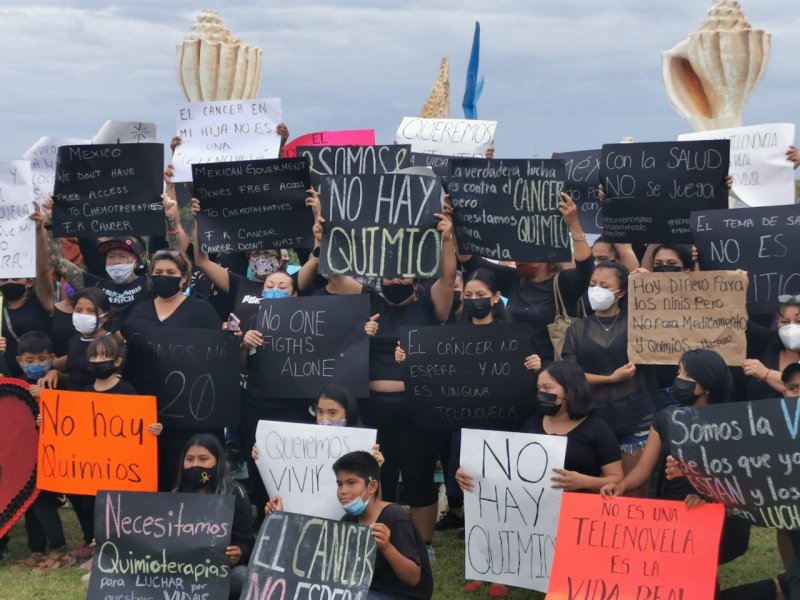 Protestan padres de niños con cáncer contra López-Gatell