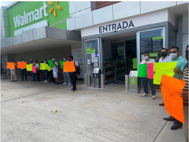 Protestan trabajadores de Walmart, Sams, Aurrera y Superama en Cancún por falta de pago de bono