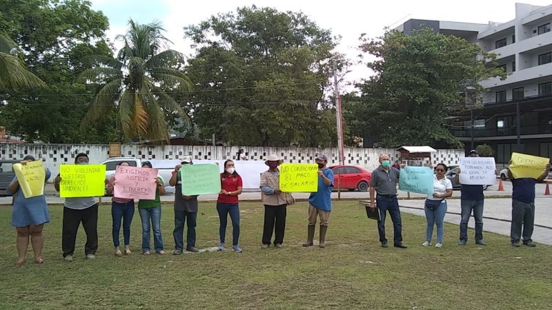 Protestan trabajadores en Ayuntamiento de Puerto Morelos por adeudo de cuatro quincenas