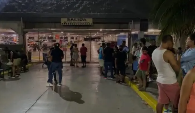 Quedan autos encerrados en estacionamiento de Playa del Carmen
