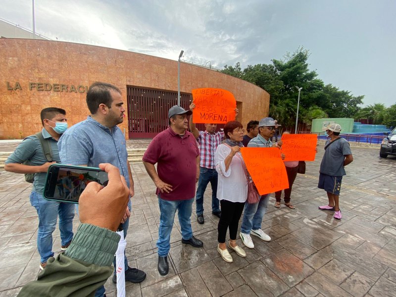 #QuintanaRoo| Morenistas se manifestaron a las afueras del Poder Judicial de la Federación