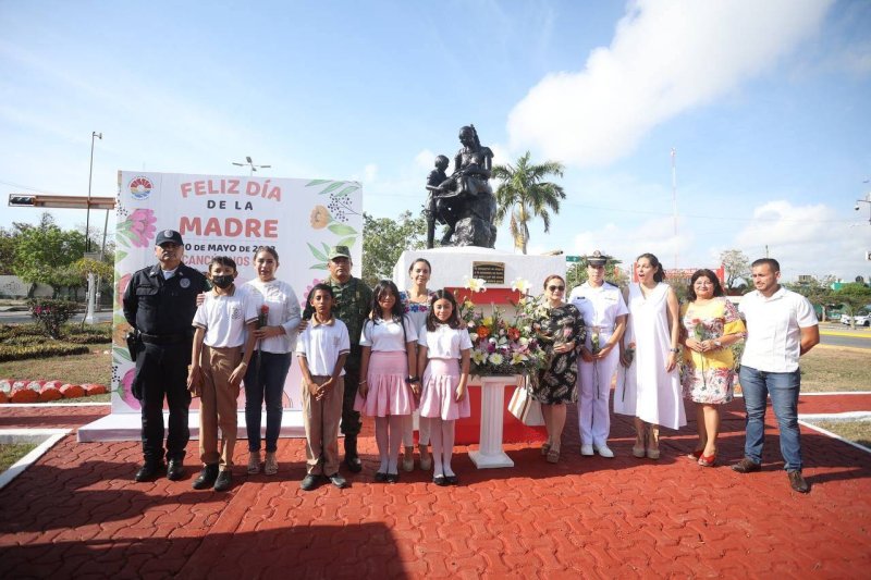 Realizan guardia de honor en el emblemático Monumento a la madre