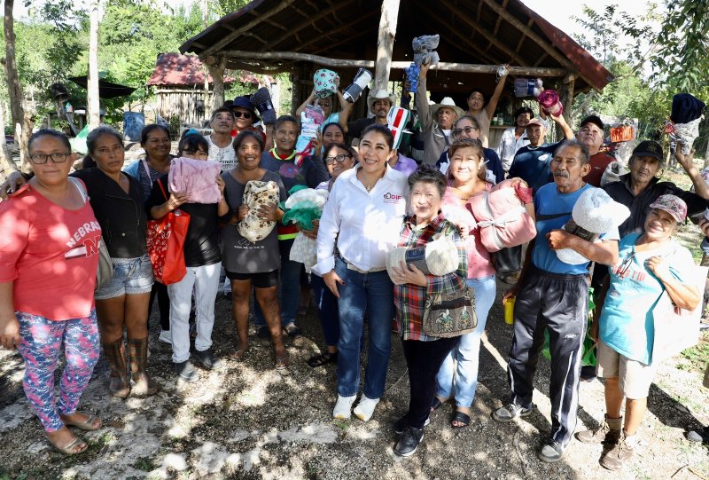 RECIBEN ADULTOS MAYORES COBERTORES POR PARTE DEL DIF MUNICIPAL