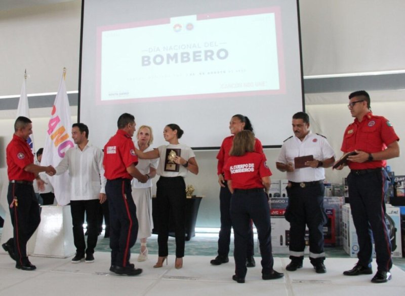 RECONOCE ANA PATY PERALTA A BOMBEROS EN SU DÍA