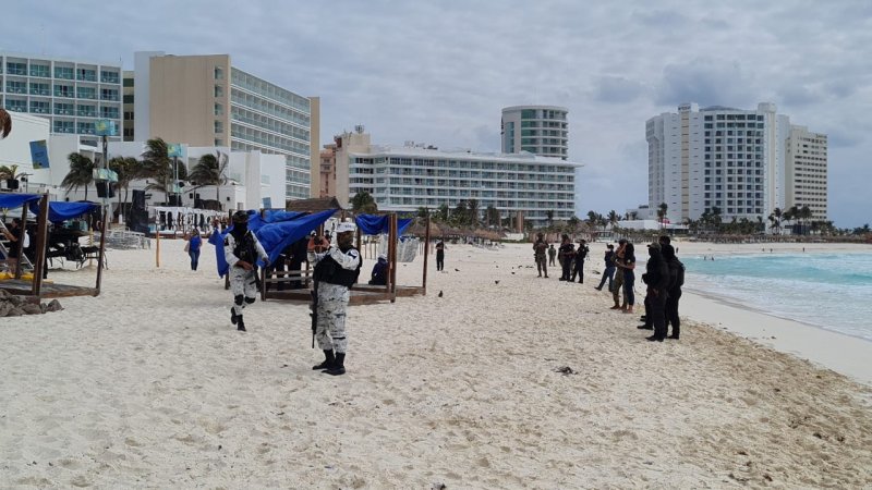 Recupera FGE Playa Gaviota Azul invadida por particulares con camastros y sombrillas