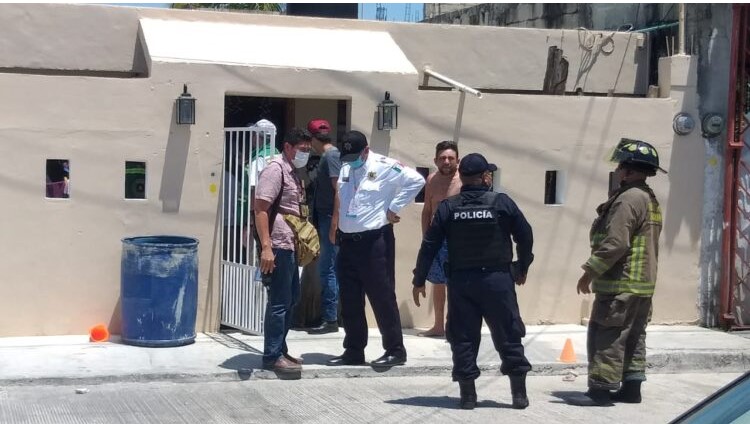 Reportan derrumbe en techo de casa de Cancún, dos menores resultan lesionados