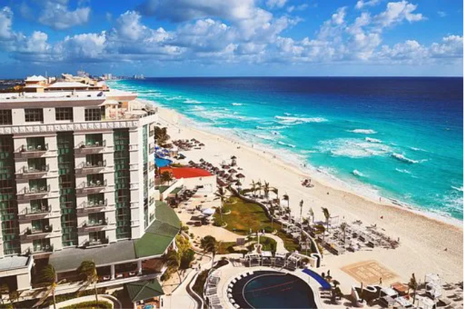Resaltan labor del personal turístico de Cancún