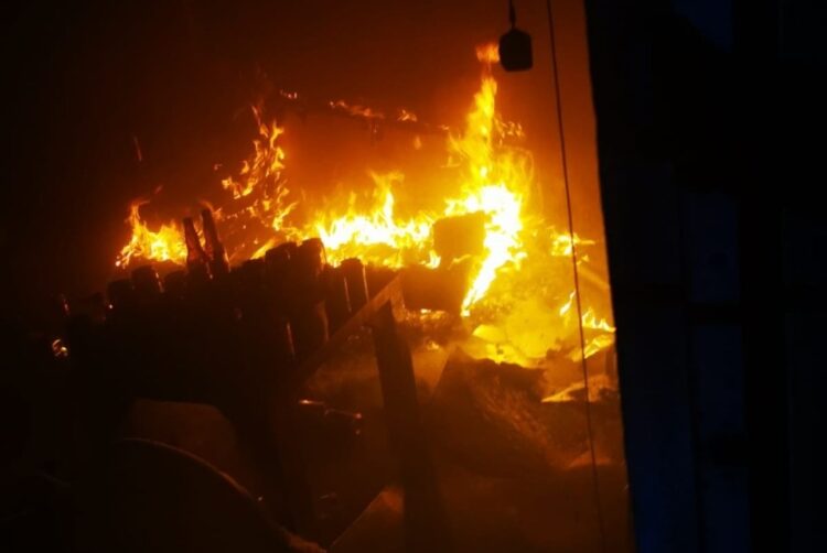 Rescatan policías a seis personas de incendio en departamento de Cancún