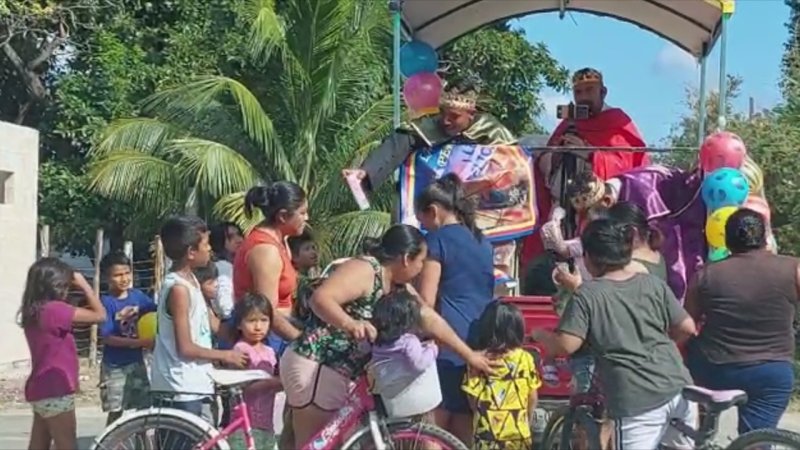 Reyes Magos llevan alegría a colonias de Chetumal