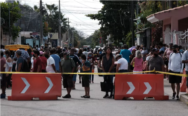 Rezagados sufren para vacunarse contra la COVID… y muchos no lo logran