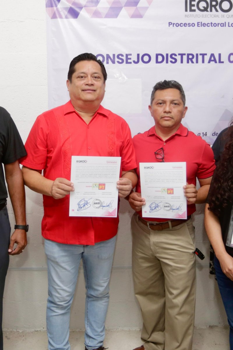 Rubén Carrillo Buenfil recibe constancia que lo acredita como candidato a diputado por el Distrito 03