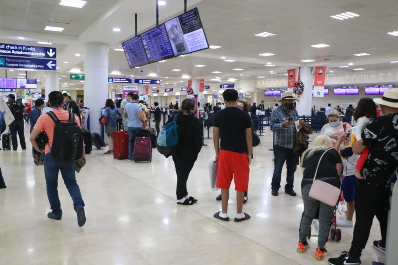 Salen de Cancún últimos vuelos con turistas rusos; ya no habrá más operaciones a Moscú