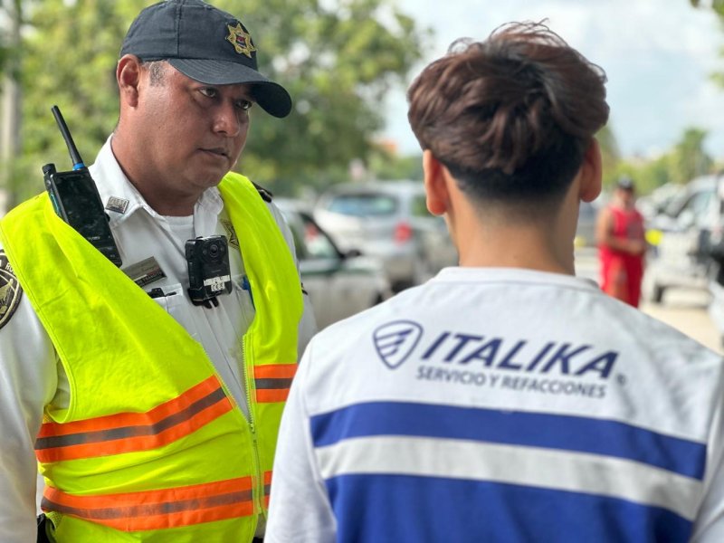 SANCIONA TRÁNSITO DE CANCÚN A MOTOCICLISTAS QUE CIRCULAN EN BANQUETA