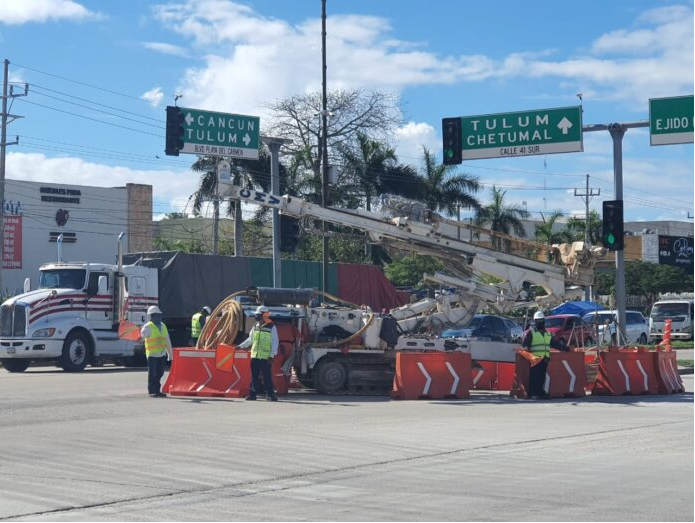 Se descompone grúa del Tren Maya a mitad de un cruce vial en Playa del Carmen