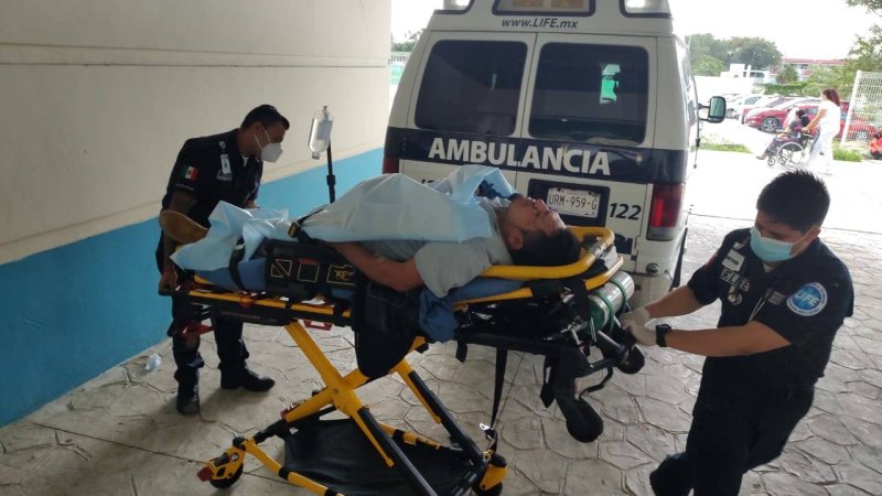 Se estrella motociclista con un automóvil en camino a Isla Blanca