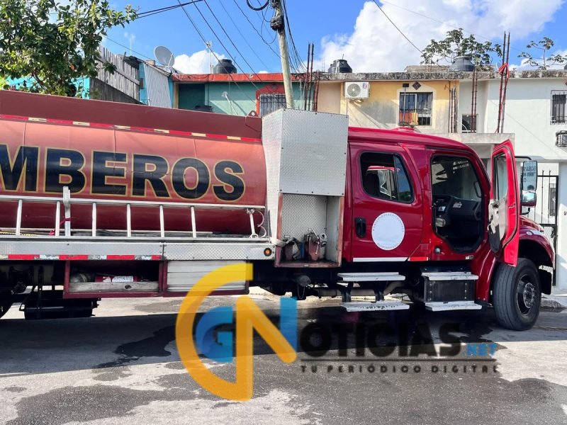 Se incendia camión del Ayuntamiento frente a secundaria en Tierra Maya