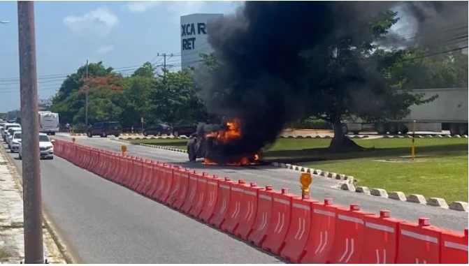 Se incendia camioneta en plena vía pública de Cancún