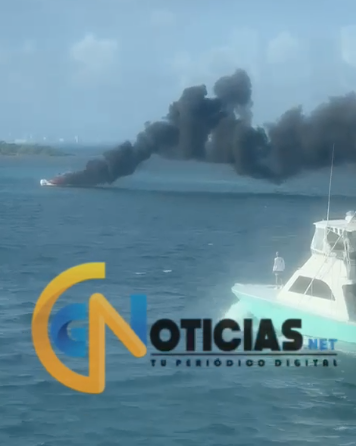 Se incendia embarcación entre Cancún e Isla Mujeres.