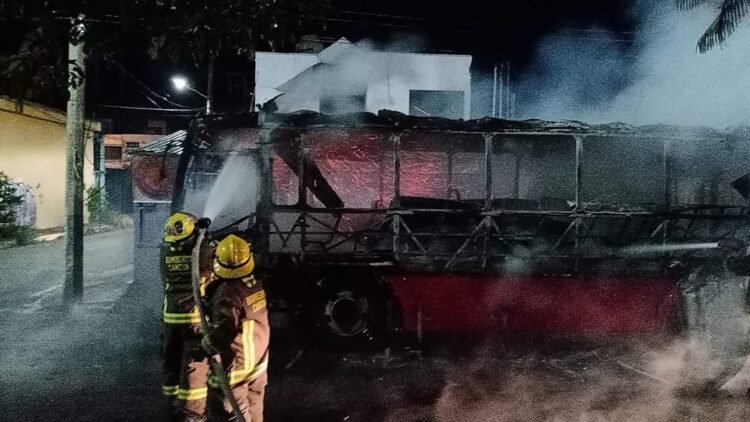 Se incendia unidad del transporte público en Cancún, no se reportan lesionados