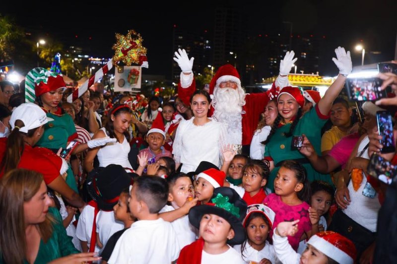 Se llevan acabo festejos navideños en malecón Tajamar de Cancún