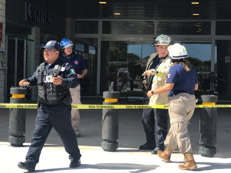 Se realizó la evacuación de trabajadores y clientes de toda la plaza.