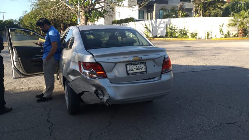 Se registra choque en Cancún; conductores salen ilesos