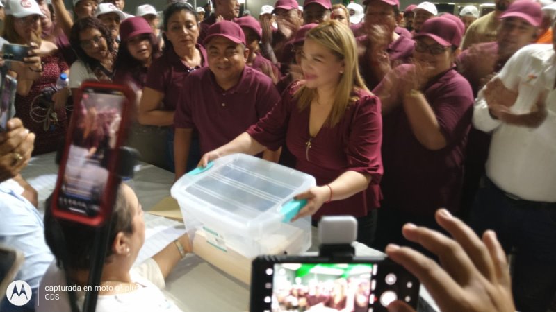 Se registra Erika Castillo Acosta como candidata para liderar el Sindicato de Taxistas Andrés Quintana Roo