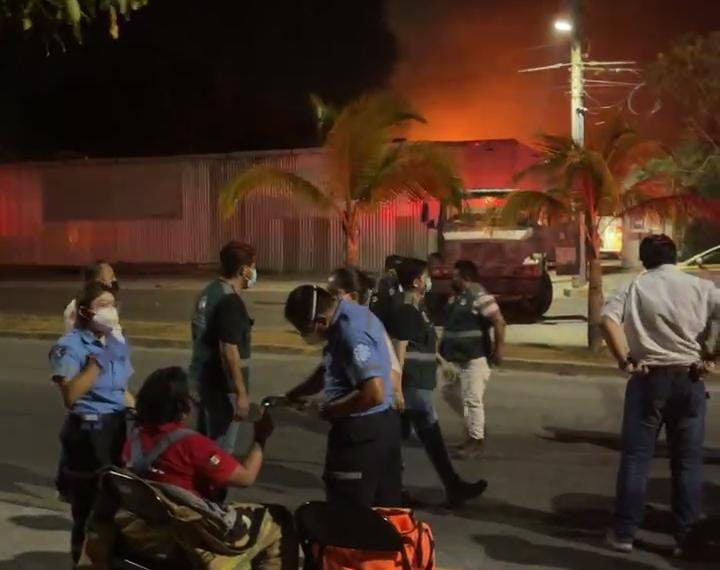 Se registra incendio en empacadora de mariscos en Puerto Morelos