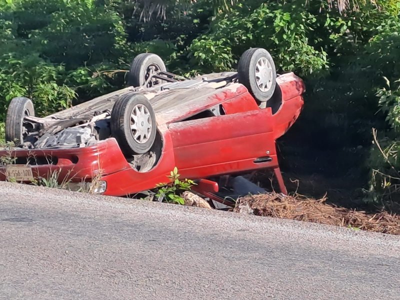 Se registra volcadura en la carretera libre Cancún a Leona vicario