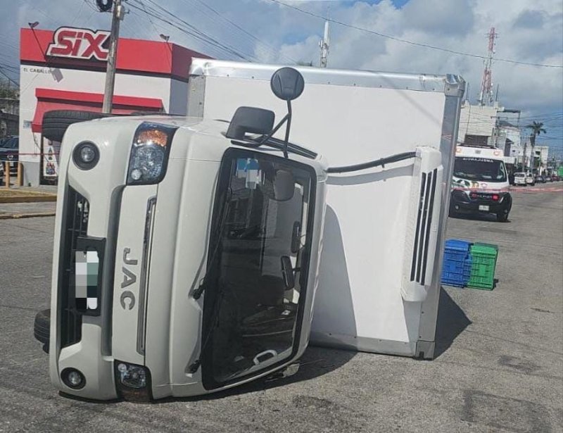 Se reporta aparatoso accidente entre camioneta y camión