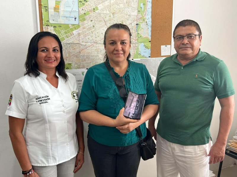 SINDICATO “ANDRÉS QUINTANA ROO” ENTREGA A TURISTA UN CELULAR QUE DEJÓ OLVIDADO EN EL TAXI.