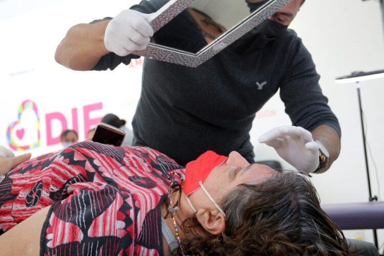 Sobrevivientes de cáncer de mamá reciben tatuajes reconstructivos