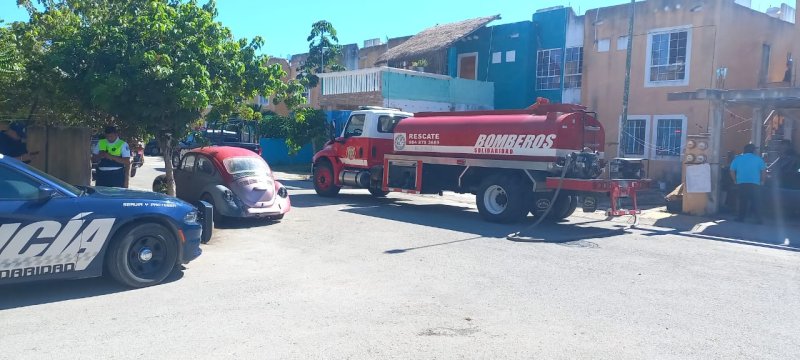 Sofocan bomberos de Solidaridad incendio en casa de Villas del Sol  