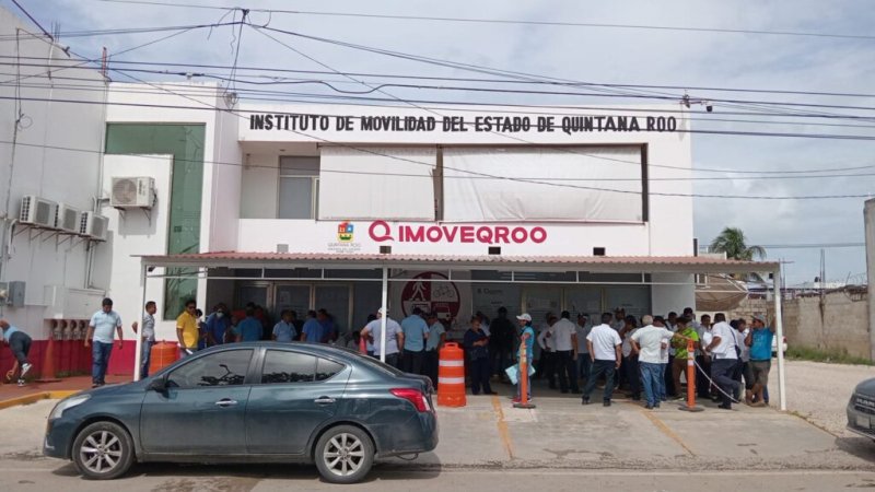 “SOMOS MUNICIPIO, NO PUEBLO, ¡RESPETEN!”: Protestan taxistas de Bacalar vs Imoveqroo por licencias de conducir