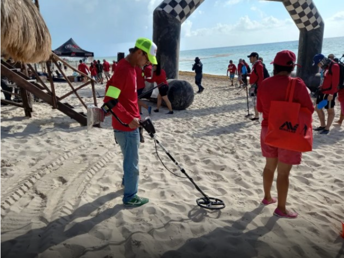 Son utilizados detectores de metales para realizar limpiezas de Playas