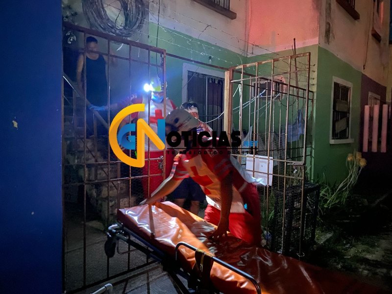 Sujeto recibe una buena tunda a manos de sus mismos vecinos